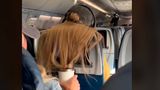 Відео, на якому дівчина зіпсувала зачіску сусідці у літаку, розбурхало мережу