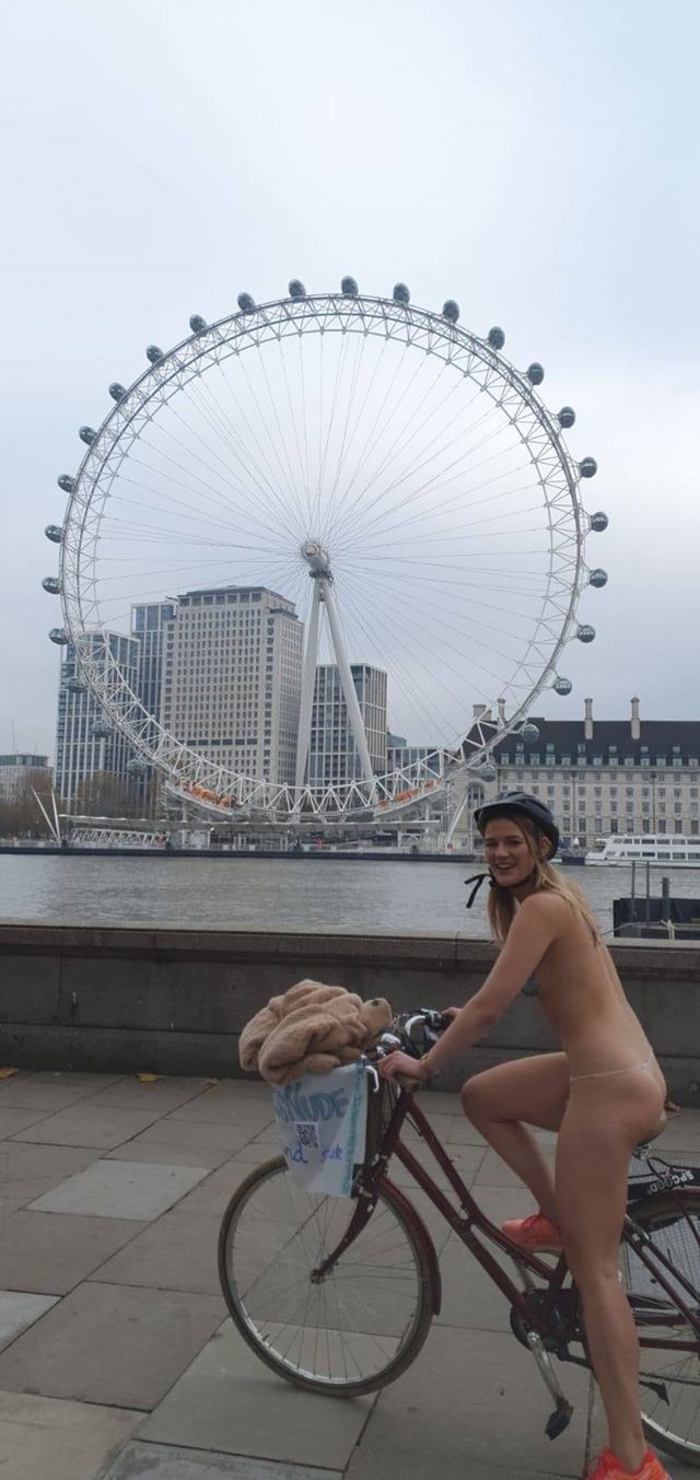 Британська активістка каталася на велосипеді по Лондону голою: відверті фото (18+) - фото 437626