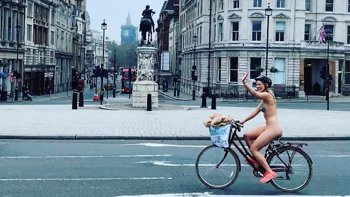 Британська активістка каталася на велосипеді по Лондону голою: відверті фото (18+) - фото 1