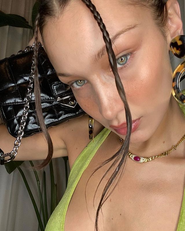 Розкута Белла Хадід показала гарчі знімки з відвертим декольте - фото 437637