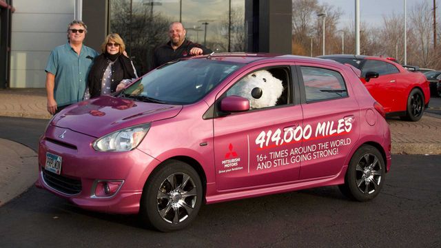 Пара з США подолала шлях до Місяця і назад на найдешевшому авто - фото 437647