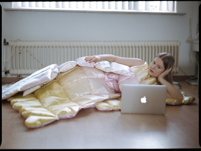 Ідеальний наряд для відеодзвінків під час карантину: дизайнерка придумала одяг з ковдр - фото 437652