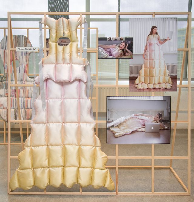 Ідеальний наряд для відеодзвінків під час карантину: дизайнерка придумала одяг з ковдр - фото 437653