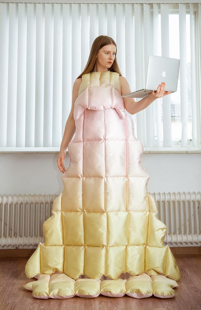 Ідеальний наряд для відеодзвінків під час карантину: дизайнерка придумала одяг з ковдр - фото 437654