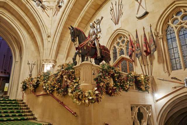 Віндзорський замок прикрасили до Різдва: чарівні фото - фото 437880
