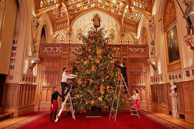 Віндзорський замок прикрасили до Різдва: чарівні фото - фото 437881