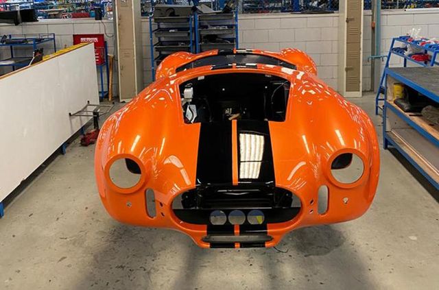 Культовий родстер Cobra відродять у вигляді 625-сильного електрокара - фото 437892