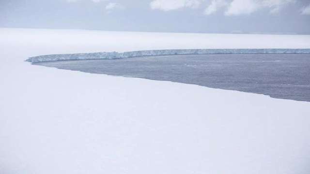 Як виглядає найбільший айсберг в світі: з'явилися свіжі приголомшливі кадри - фото 438027