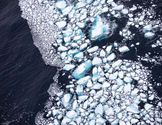 Як виглядає найбільший айсберг в світі: з'явилися свіжі приголомшливі кадри - фото 438029