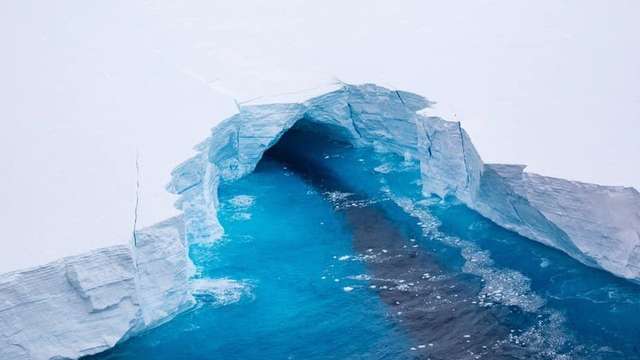 Як виглядає найбільший айсберг в світі: з'явилися свіжі приголомшливі кадри - фото 438031