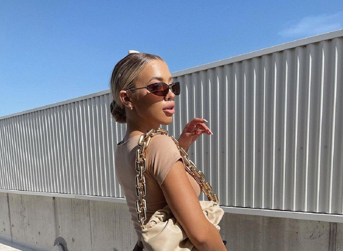 Надто спекотно: блогерка показала свої реальні форми у бікіні