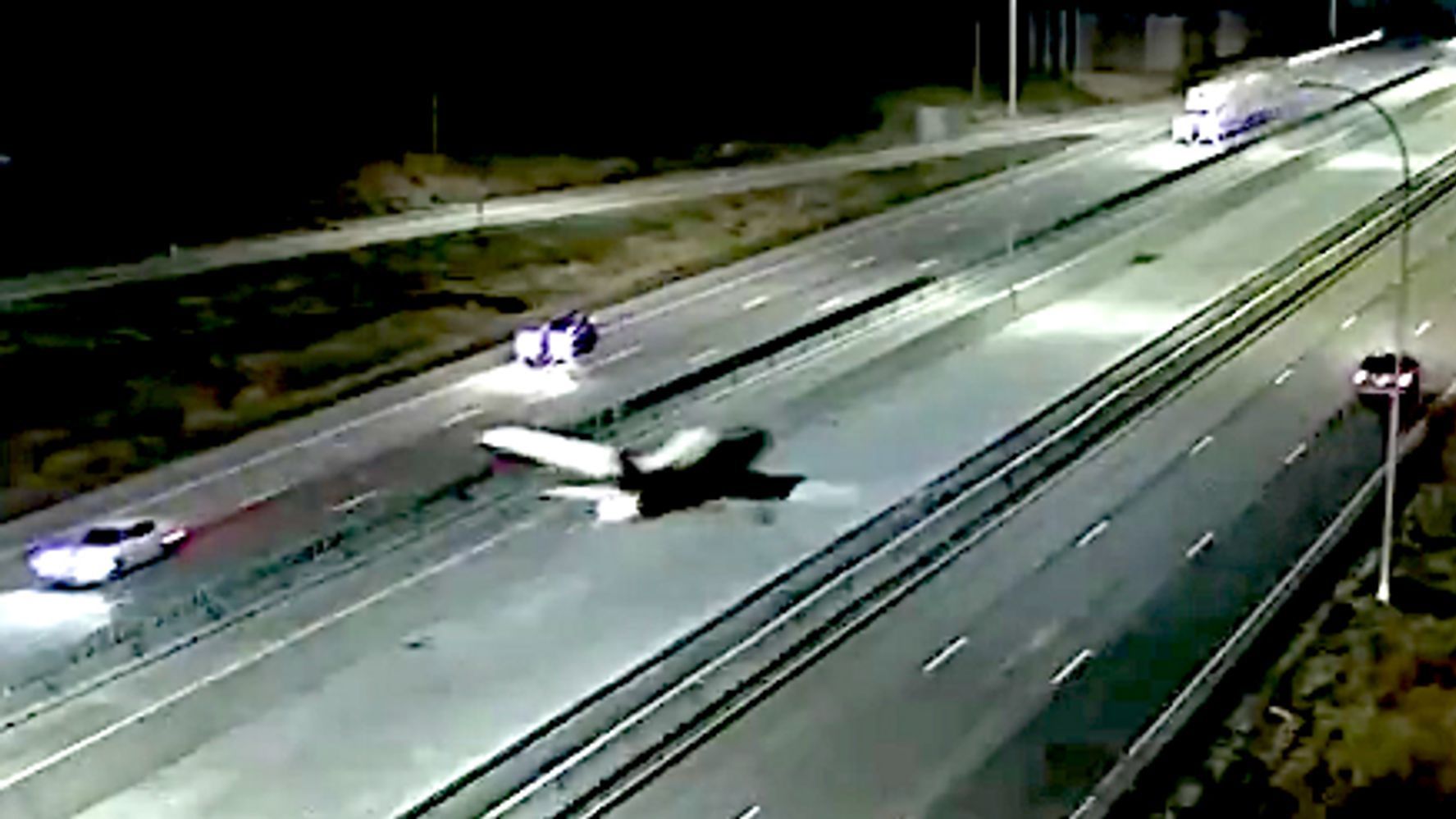 Пілот посадив літак прямо на шосе і зачепив кросовер Ford: відеофакт