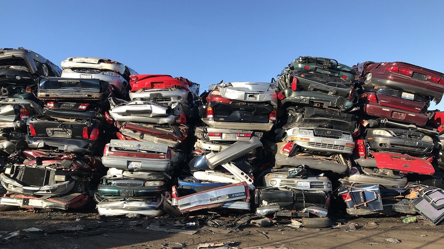 Боляче дивитися: утилізацію розкішних Mercedes Benz G-Class і Ferrari показали на відео