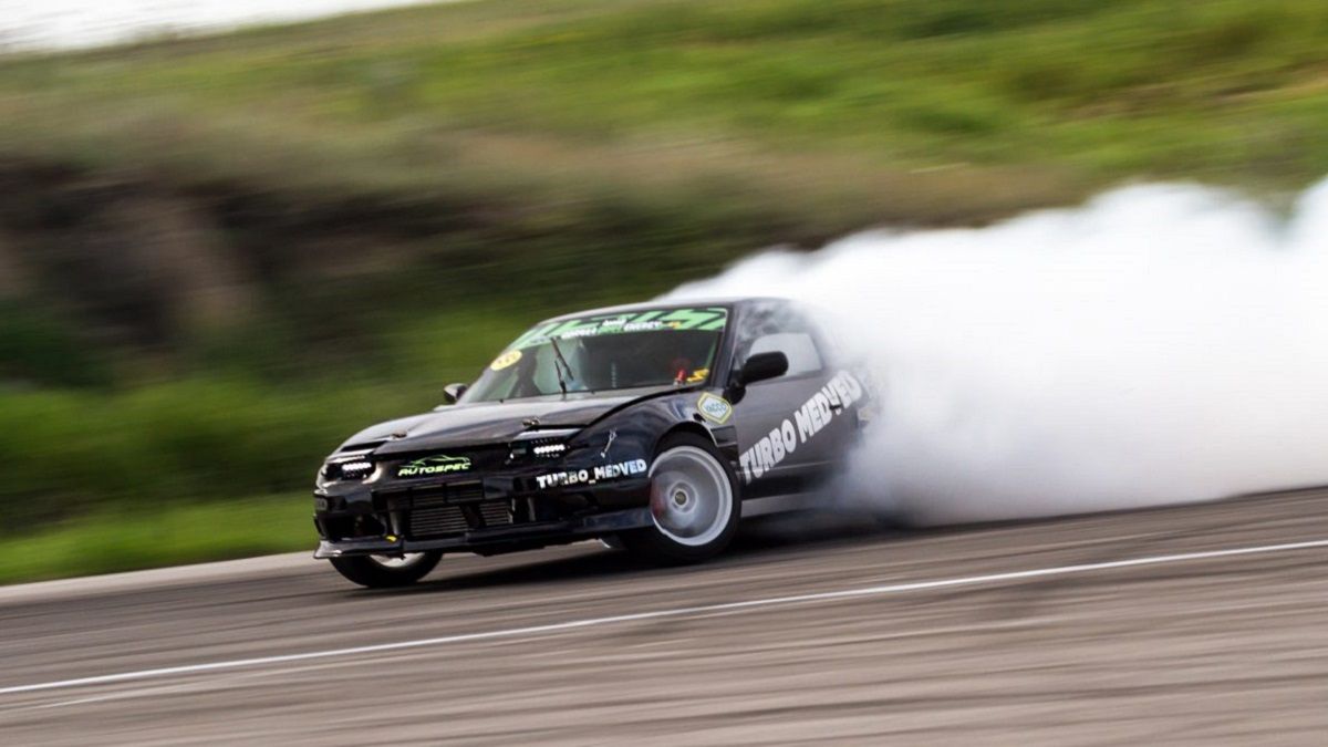 Дрифт на кільцевій розв'язці закінчився провалом: епічне відео