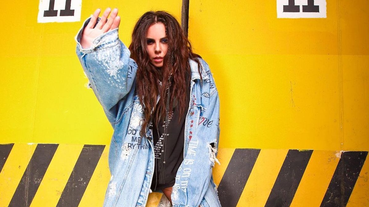 Настя Каменських у червоних ботфортах шокувала мережу зухвалою позою