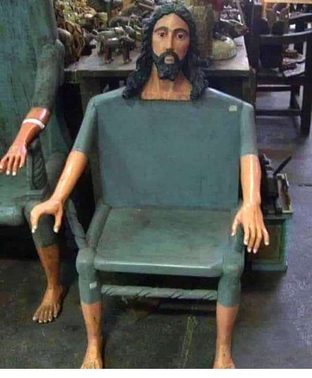 Консервовані іграшки та стілець у вигляді Ісуса: дивні знахідки у комісійних магазинах - фото 438193