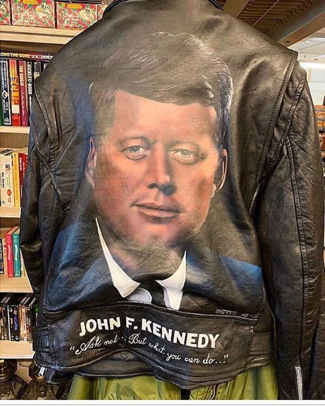 Консервовані іграшки та стілець у вигляді Ісуса: дивні знахідки у комісійних магазинах - фото 438198