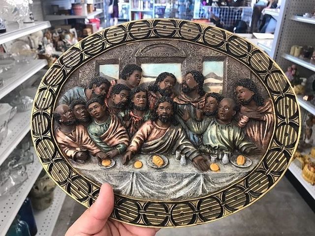 Консервовані іграшки та стілець у вигляді Ісуса: дивні знахідки у комісійних магазинах - фото 438199