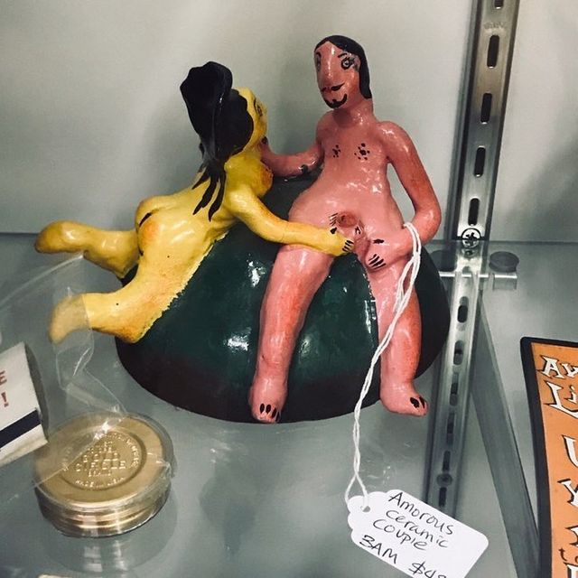 Консервовані іграшки та стілець у вигляді Ісуса: дивні знахідки у комісійних магазинах - фото 438200