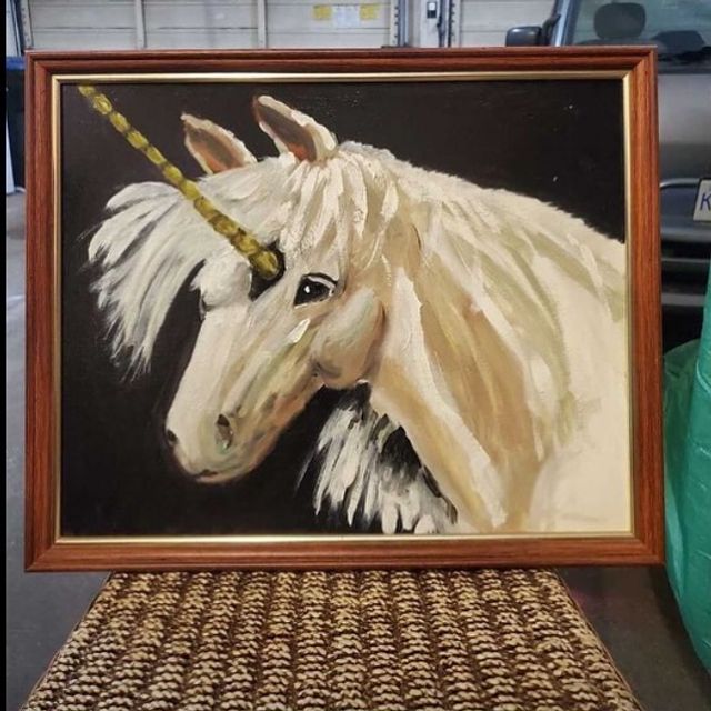 Консервовані іграшки та стілець у вигляді Ісуса: дивні знахідки у комісійних магазинах - фото 438201