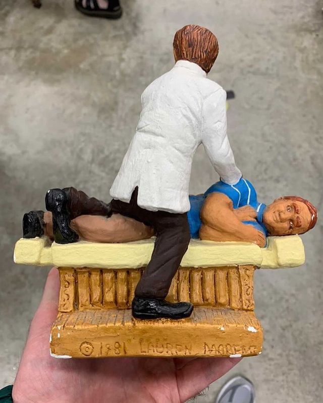 Консервовані іграшки та стілець у вигляді Ісуса: дивні знахідки у комісійних магазинах - фото 438202