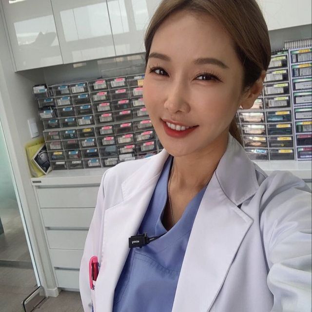 Ця зваблива лікарка захоплює чоловіків, але її вік вражає (фото) - фото 438223