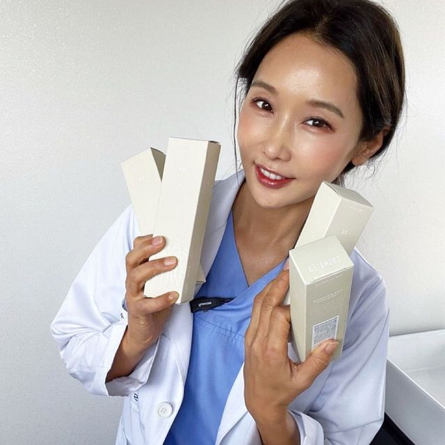 Ця зваблива лікарка захоплює чоловіків, але її вік вражає (фото) - фото 438225