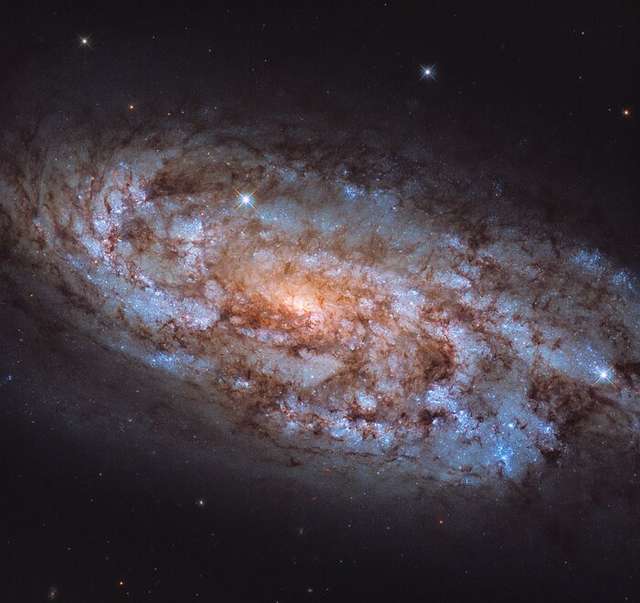 Телескоп Hubble зробив знімок унікальної галактики - фото 438287
