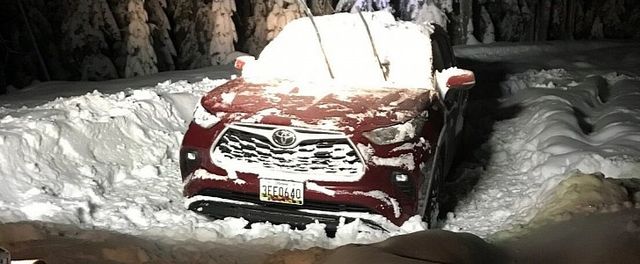 Пара пробула два дні у заметеному снігом автомобілі через помилку навігатора - фото 438305