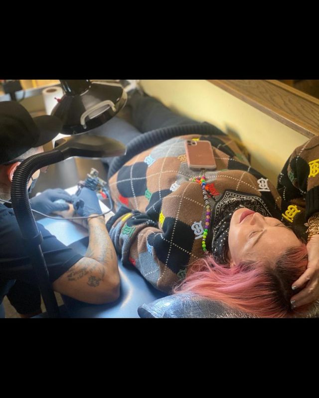 62-річна Мадонна зробила перше татуювання: фото - фото 438315