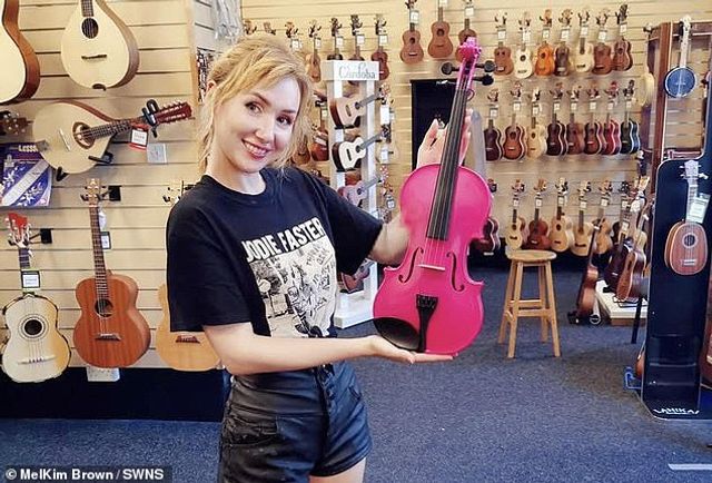 Сексуальна британка оплачує навчання продажем своєї білизни - фото 438472