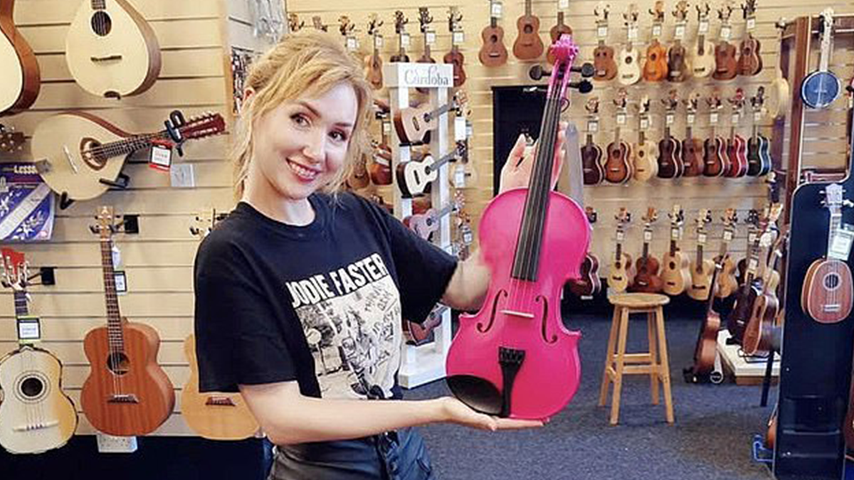 Сексуальна британка оплачує навчання продажем своєї білизни