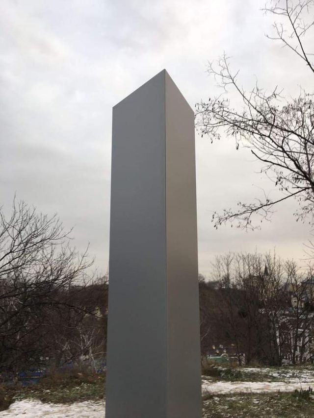 Таємничий моноліт з'явився в Україні: фотофакт - фото 438571