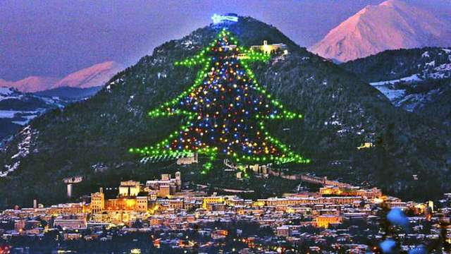 В Італії запалили найбільшу новорічну ялинку у світі: вражаючі кадри - фото 438591