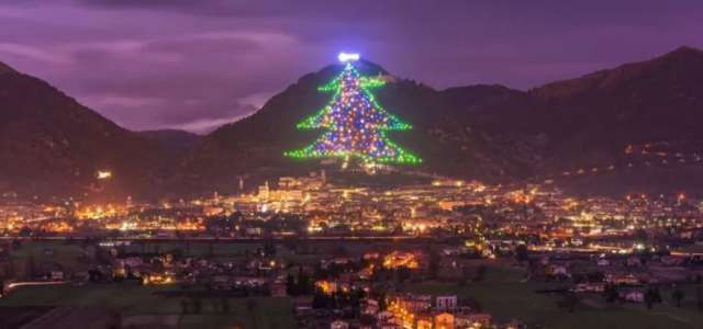 В Італії запалили найбільшу новорічну ялинку у світі: вражаючі кадри - фото 438592