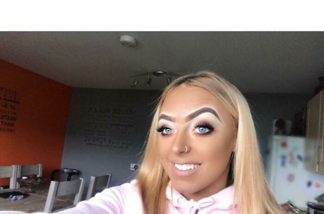 Косметика проти краси: епічні фото дівчат з невдалим макіяжем - фото 438896