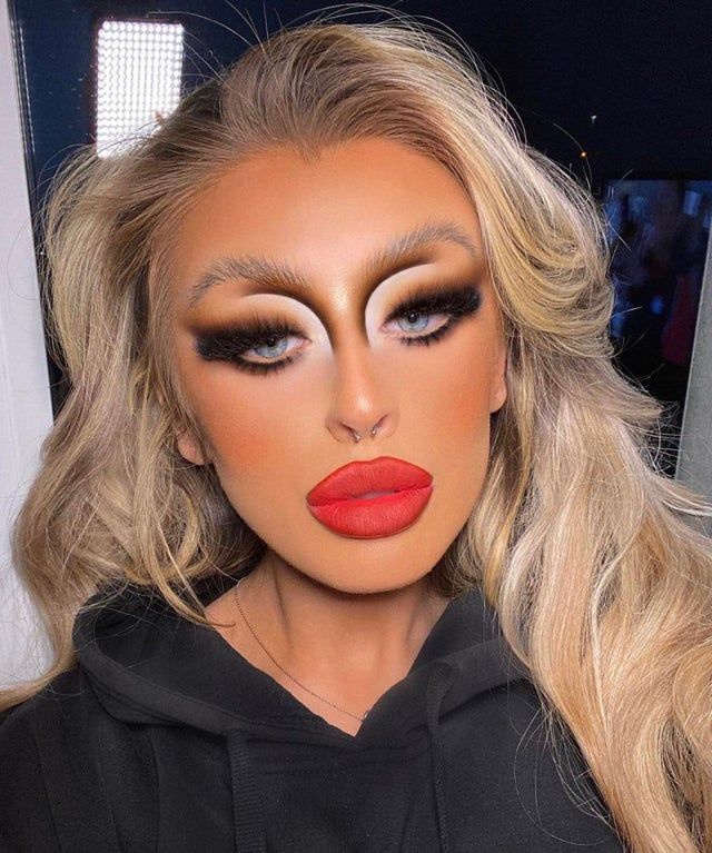 Косметика проти краси: епічні фото дівчат з невдалим макіяжем - фото 438902