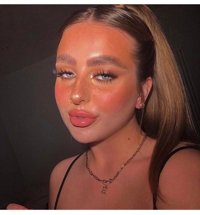 Косметика проти краси: епічні фото дівчат з невдалим макіяжем - фото 438915