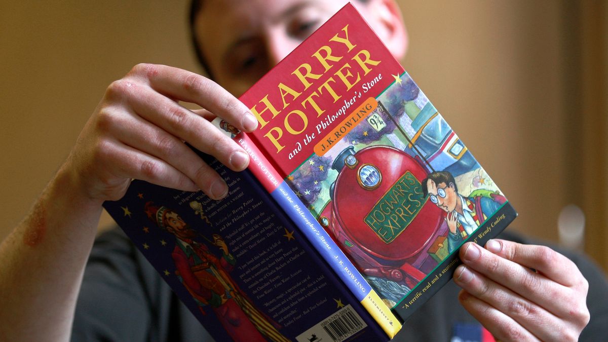 Перше видання книги про Гаррі Поттера продали за чималі гроші: названа сума - фото 1