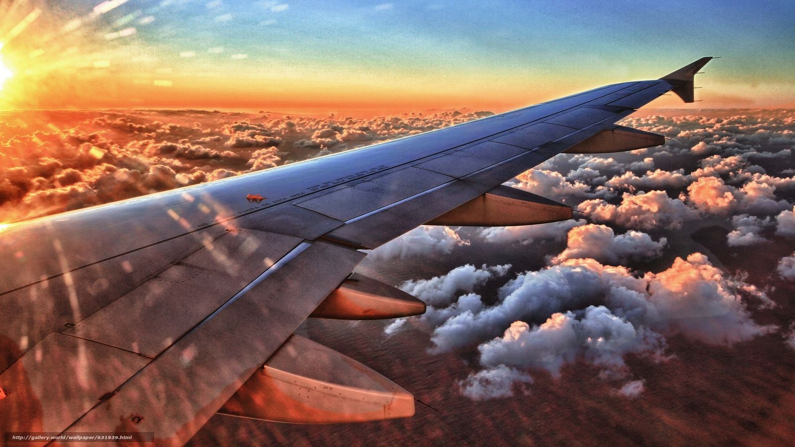 В аеропорту США чоловік забрався на крило літака перед вильотом: епічне відео