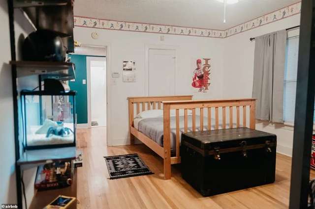 На Airbnb з'явився будинок Кевіна, у якому можна випробувати пастки з Сам удома на собі - фото 438957