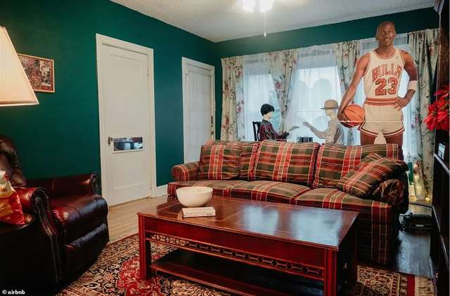 На Airbnb з'явився будинок Кевіна, у якому можна випробувати пастки з Сам удома на собі - фото 438958