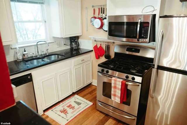 На Airbnb з'явився будинок Кевіна, у якому можна випробувати пастки з Сам удома на собі - фото 438961