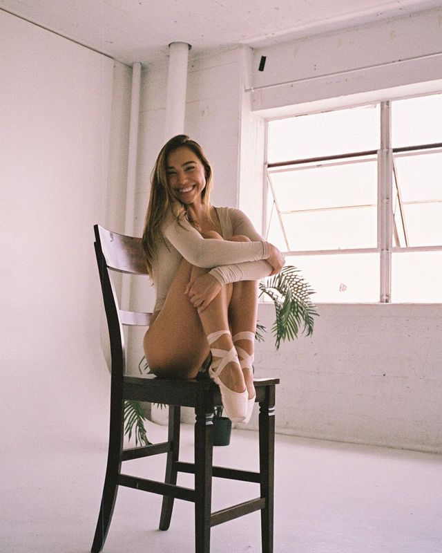 Спокуслива модель Алексіс Рен зачарувала фотосесією у ліжку - фото 438964