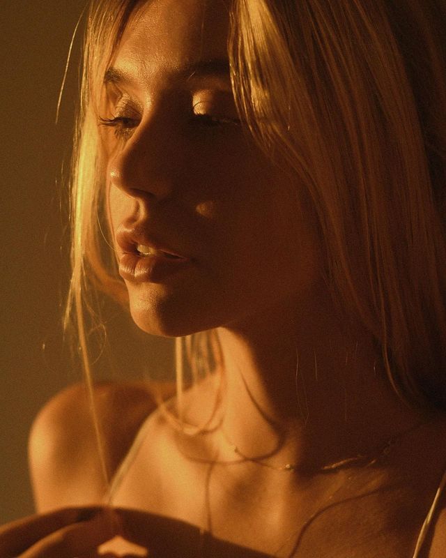 Спокуслива модель Алексіс Рен зачарувала фотосесією у ліжку - фото 438965