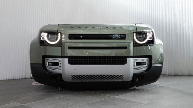 Новий Land Rover розрізали на частини і перетворили у меблі: фото - фото 438973