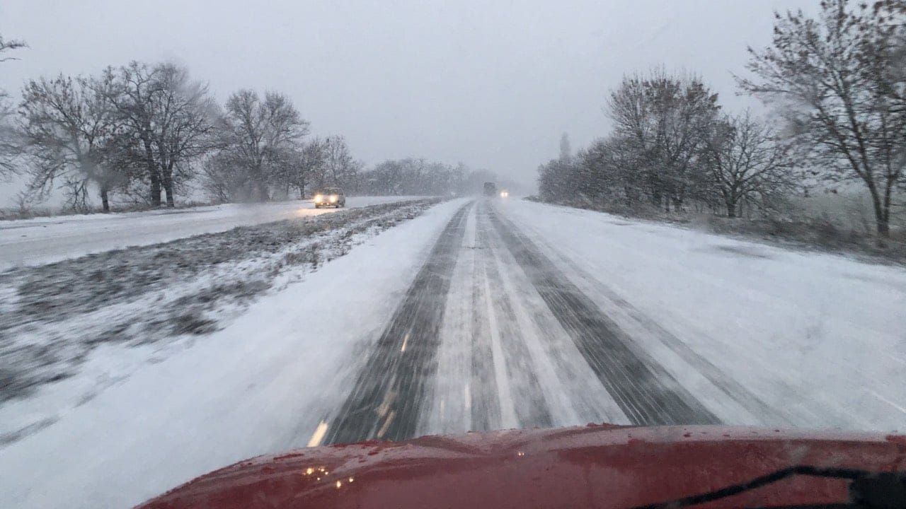 Названа одна з найнебезпечніших трас в Україні, яка перетворилася на ковзанку