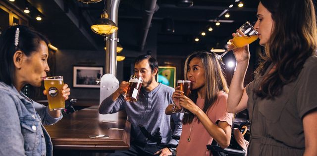 Вчені назвали три найгірших періоди у житті людини для вживання алкоголю - фото 439005