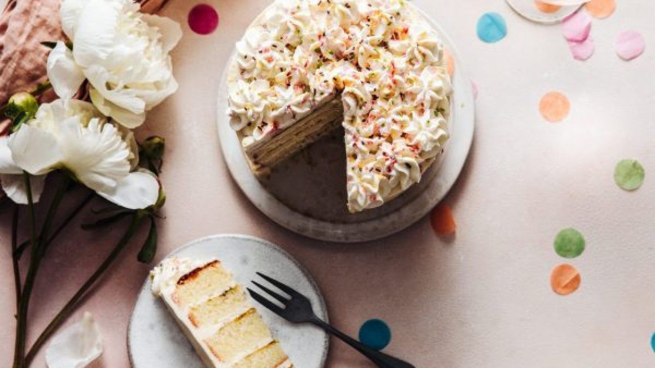 Дівчина показала простий лайфхак, як порізати торт без ножа: відео