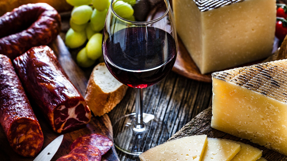 Дослідники з'ясували, як вино і сир впливають на когнітивні здібності - фото 1
